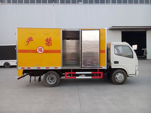 东风锐铃爆破器材运输车